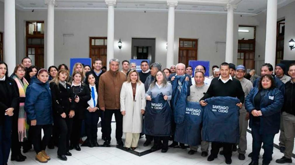 La intendente entregó camperas al personal de bromatología, seguridad y saneamiento