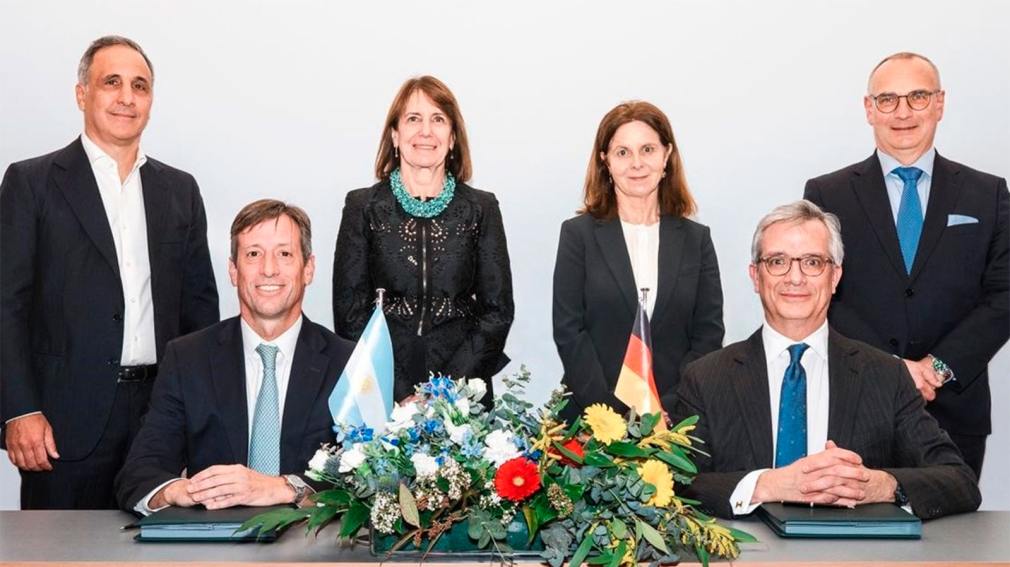 La Argentina firmó su primer contrato para exportar gas por barco a Europa: todas las claves
