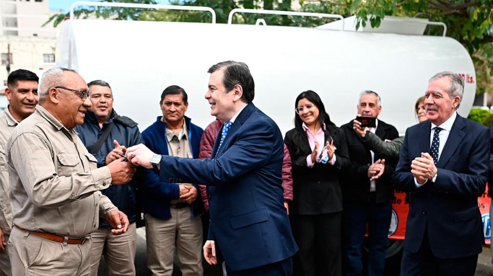 El gobernador Zamora entregó 15 camiones tanque a recursos hídricos
